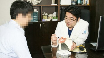 인본병원_최덕현원장이_석회화건염에대해_설명하고있다.JPG